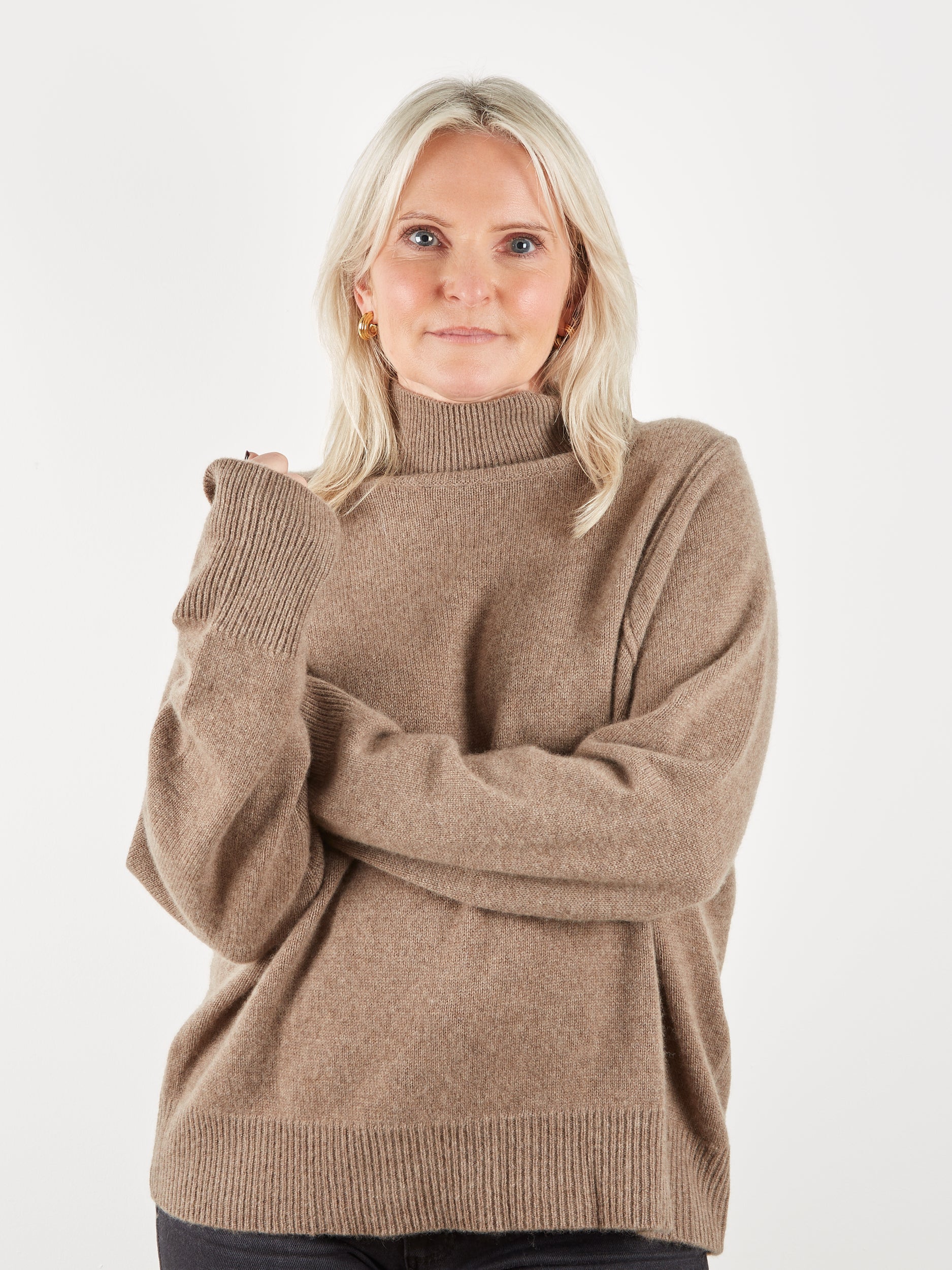 Turtle neck knit in mid brown in cashmere quality