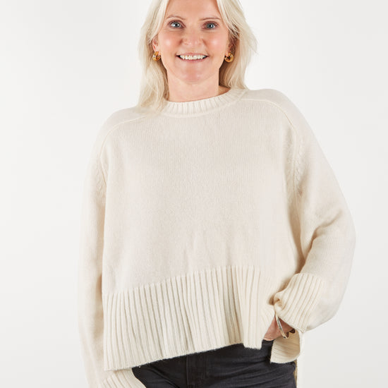 Cream round neck cashmere knit wiht deep rib hem and spits at the cuff