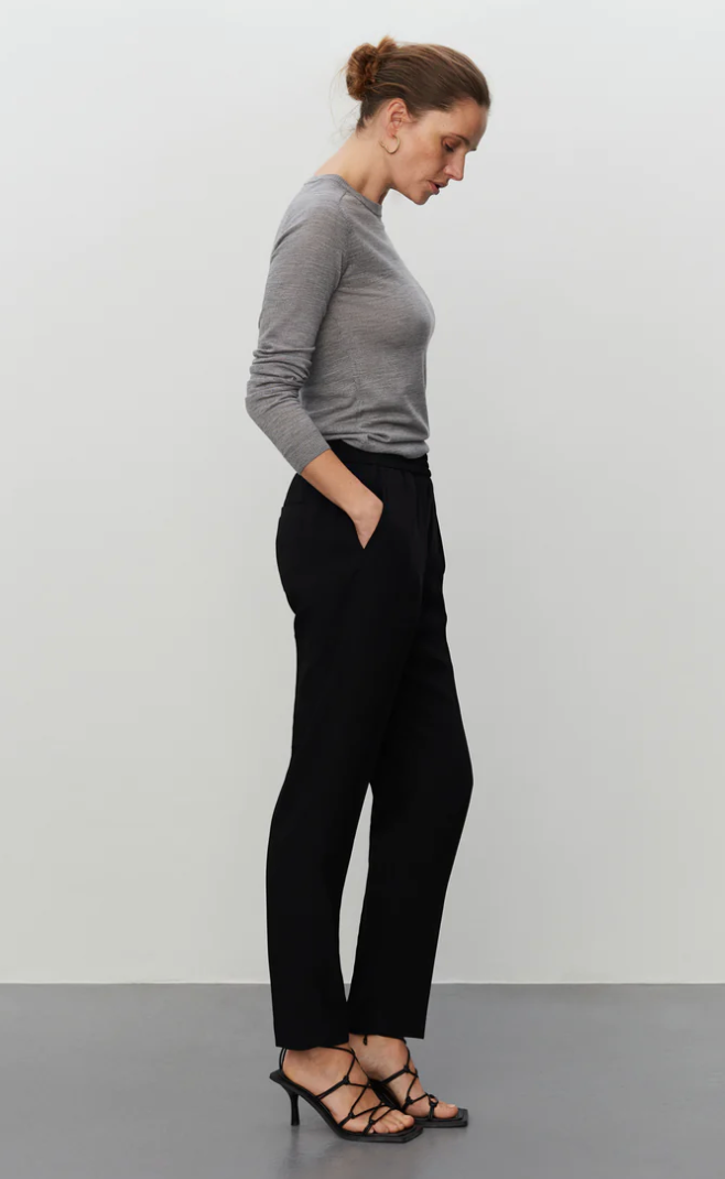 Pull on black tailored trousers with an elasticated waistband and side pockets