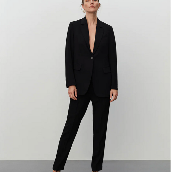 Pull on black tailored trousers with an elasticated waistband and side pockets