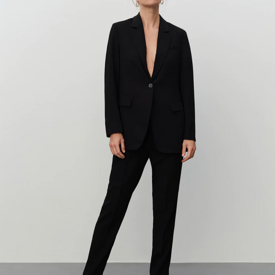 Single breasted single button fastening black blazer