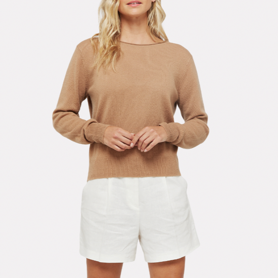 Camel jumper with crew neck and V backline with pearl buttons