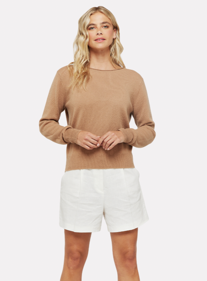 Camel jumper with crew neck and V backline with pearl buttons