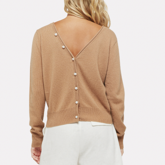 Camel jumper with crew neck and V backline with pearl buttons