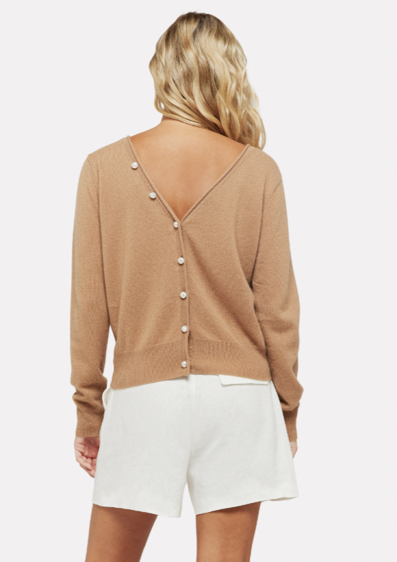 Camel jumper with crew neck and V backline with pearl buttons