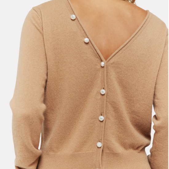 Camel jumper with crew neck and V backline with pearl buttons