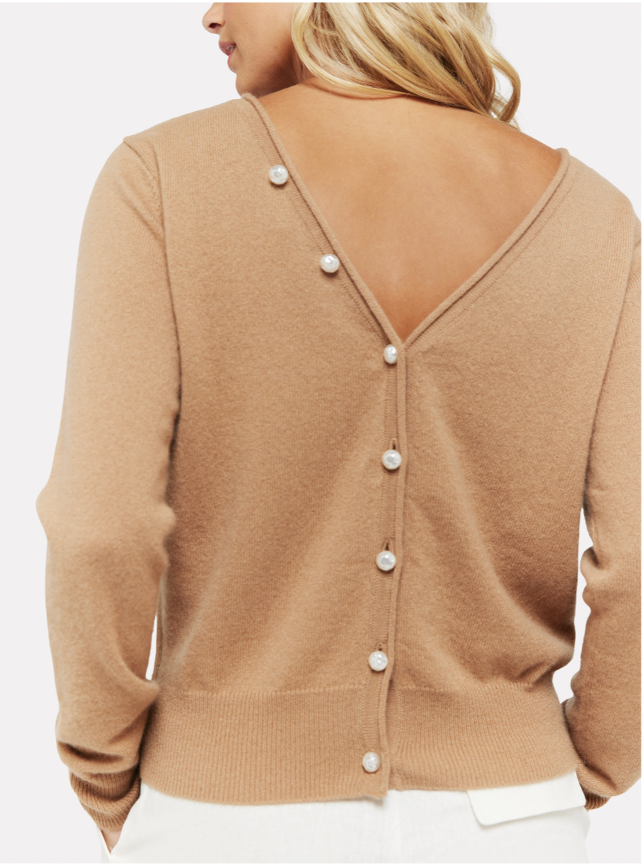 Camel jumper with crew neck and V backline with pearl buttons