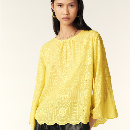 Yellow top with scolop edjing 