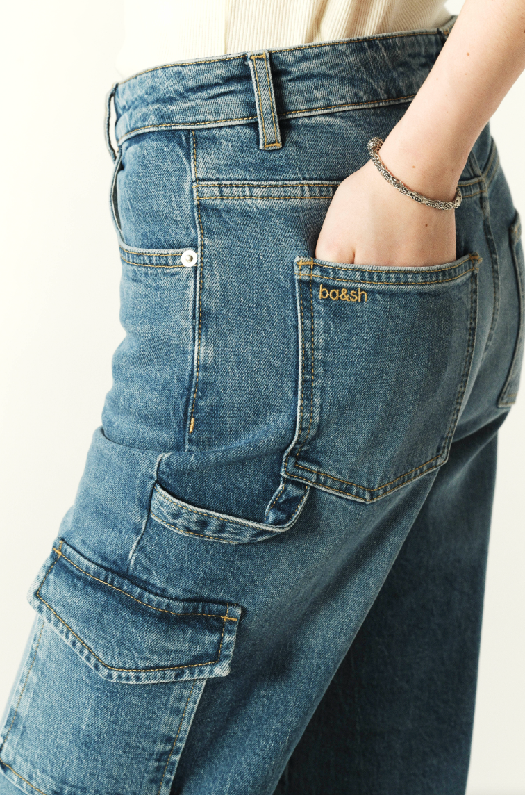 Straight cut loose fit jeans with leg pocket details
