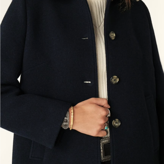 navy 3/4 length coat with faux fur collar, raglan pockets and marbled buttons close up