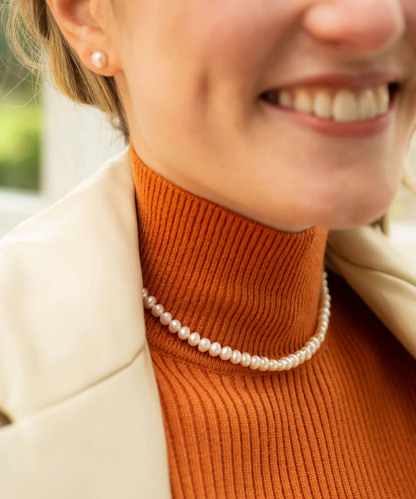 pearl choker with silver lobster clasp model shot