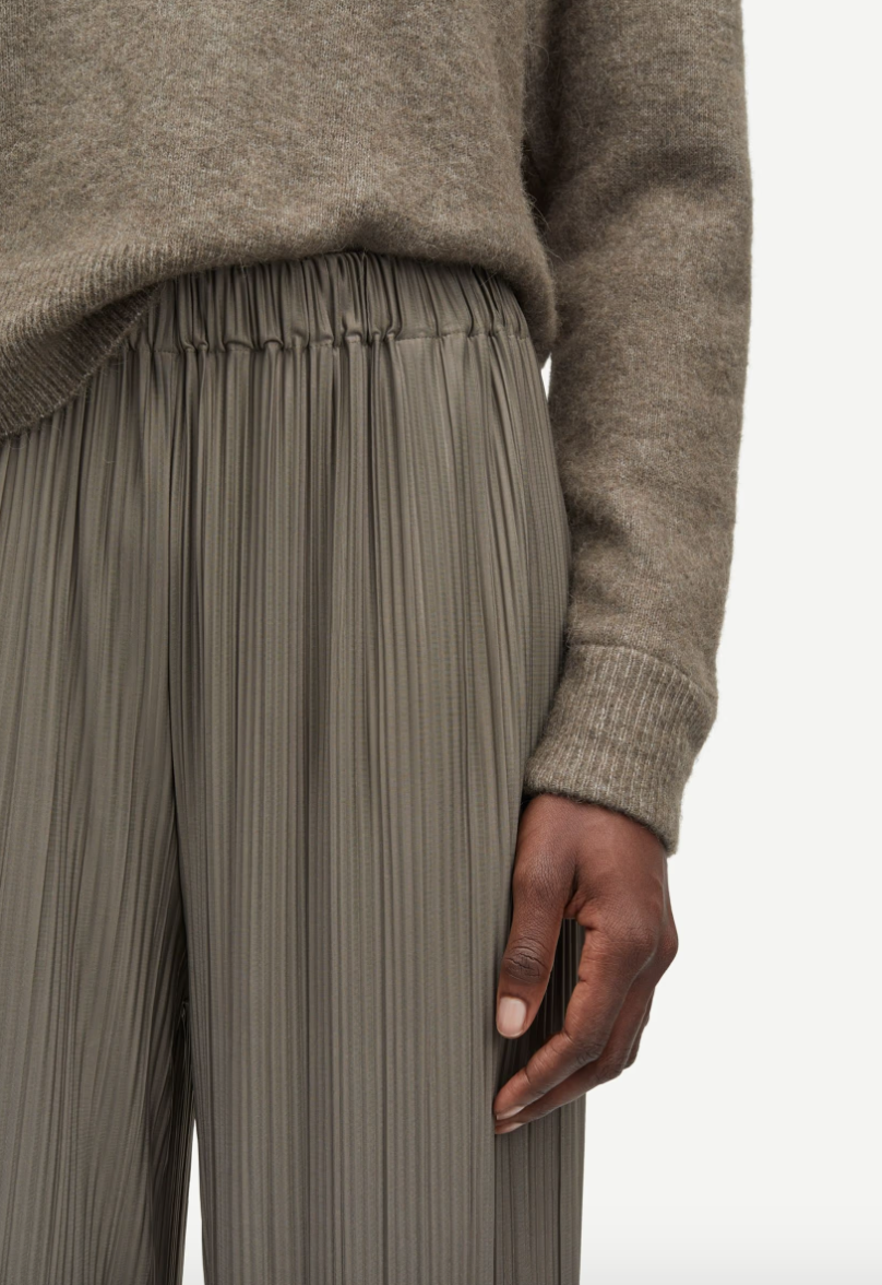 green grey pleated elasticated waist trousers close up