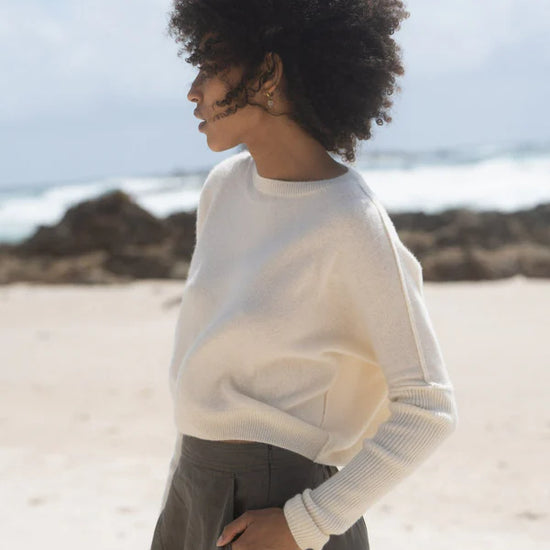 ivory cashmere jumper with round neck and ribbed sleeves  