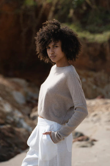 oatmeal cashmere jumper with round neck and ribbed sleeves 