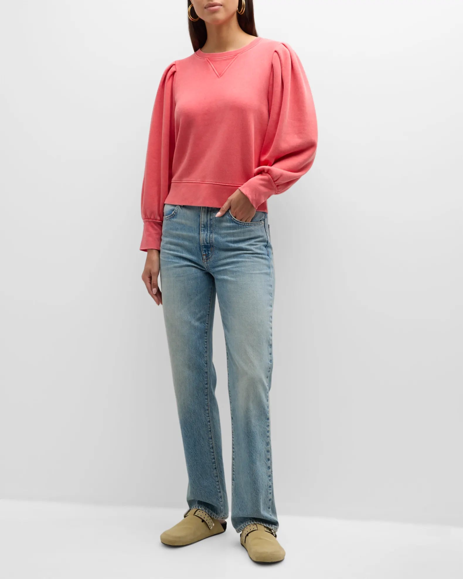 Coral sweatshirt with long volumous sleeves and pleated arms at the shoulders with ribbed cuffs and hem and crew neck