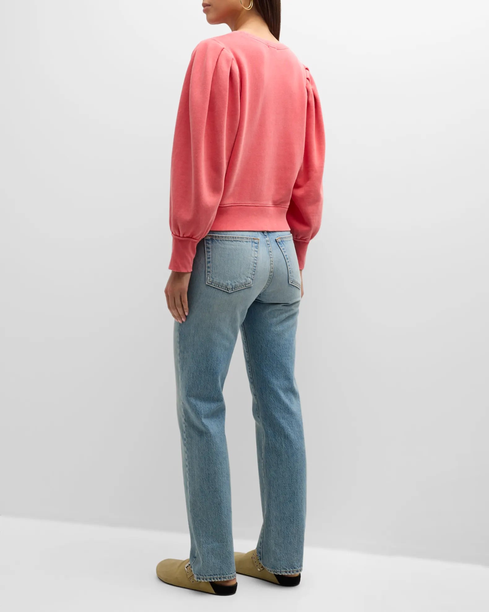 Coral sweatshirt with long volumous sleeves and pleated arms at the shoulders with ribbed cuffs and hem and crew neck