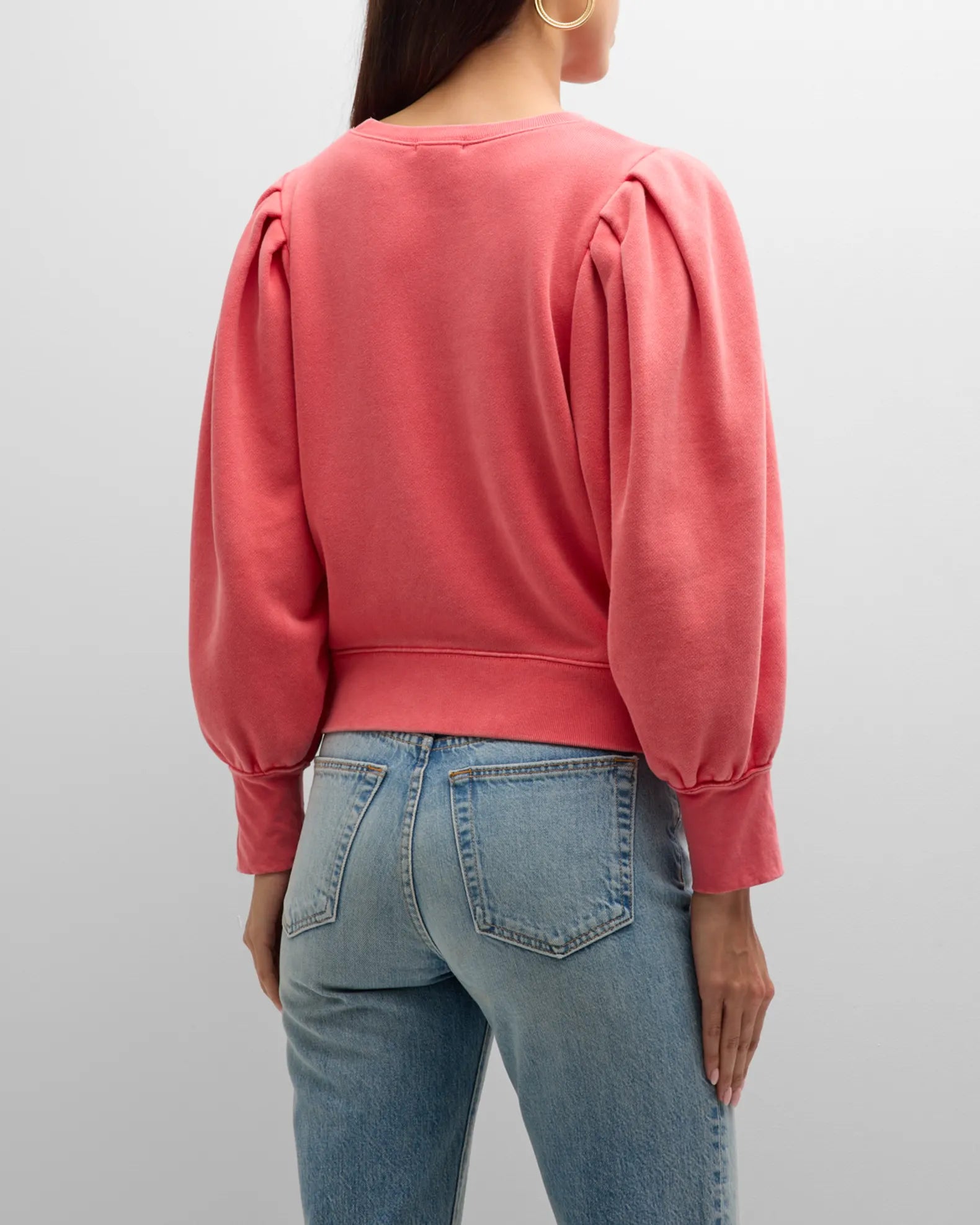 Coral sweatshirt with long volumous sleeves and pleated arms at the shoulders with ribbed cuffs and hem and crew neck