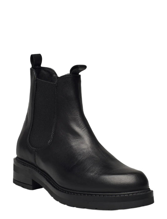 Black chelsea boot with rubber sole