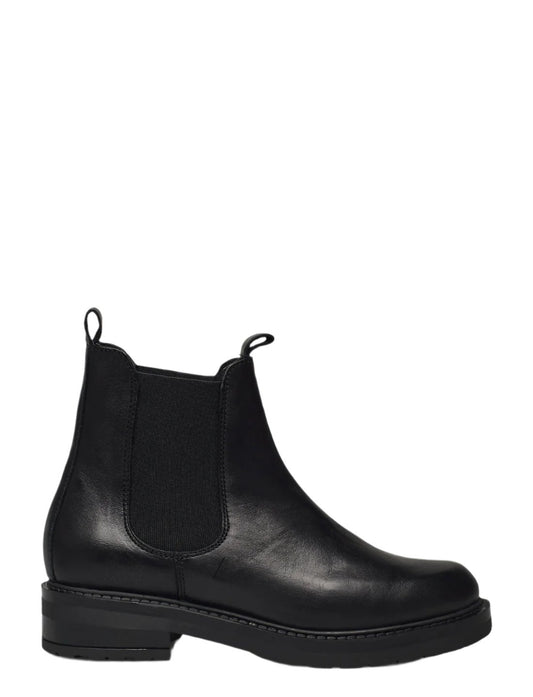 Black short chelsea boot with rubber sole