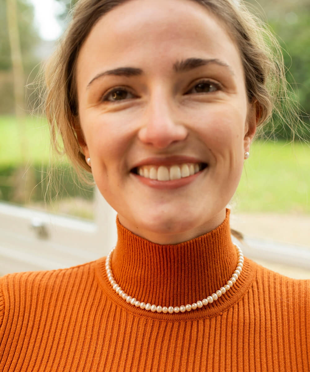 pearl choker with silver lobster clasp model shot