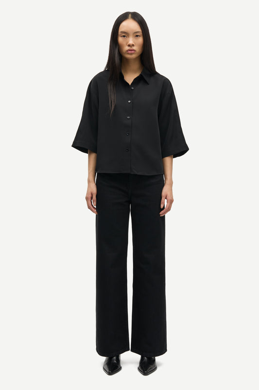 black rinse straight leg jeans with 5 pockets model shot