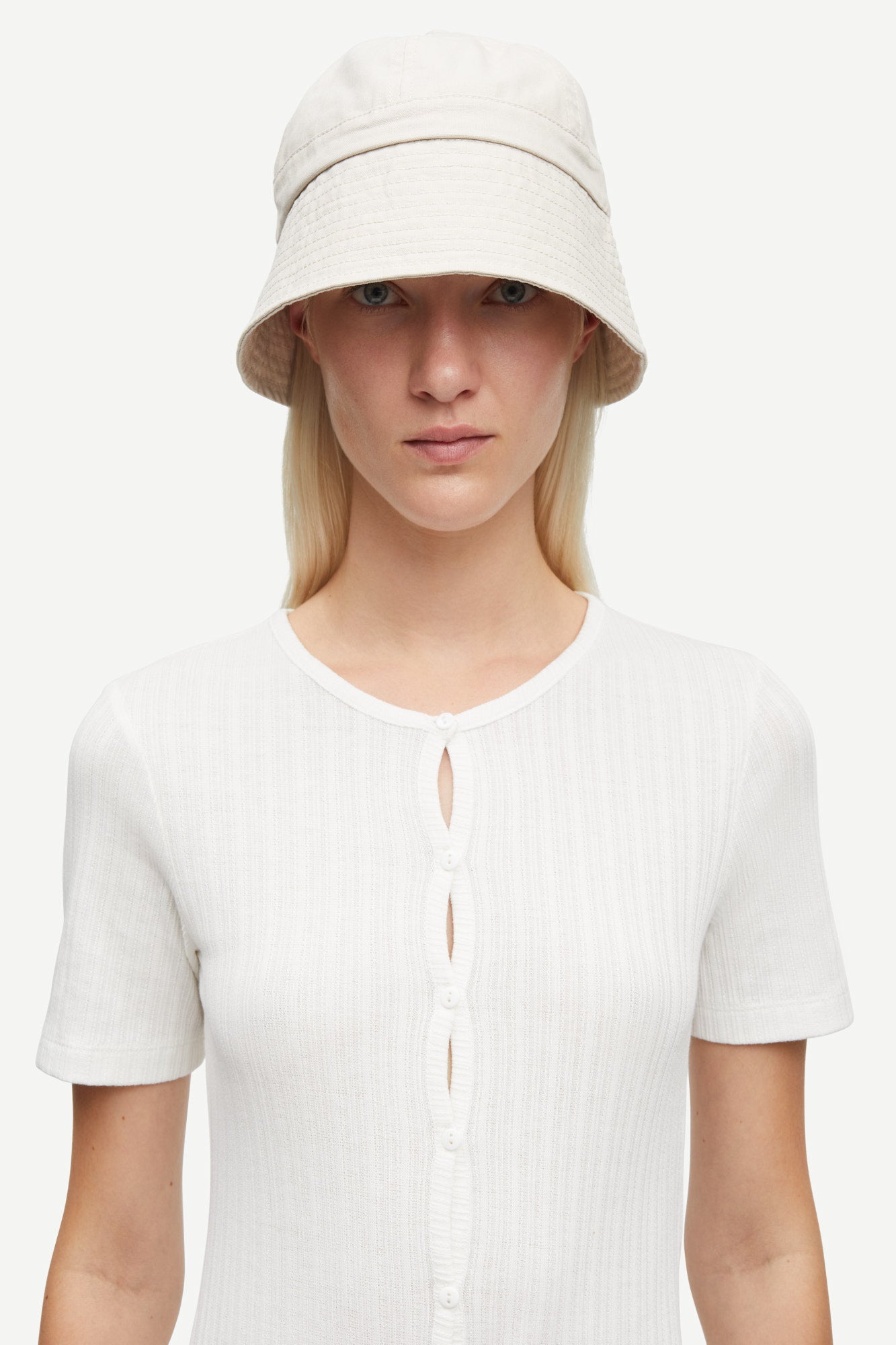 round neck short sleeve cotton white cardigan with small white buttons from samsoe close up