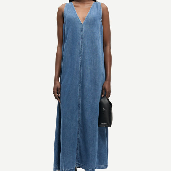 v neck sleeveless maxi length denim blue dress from samsoe model