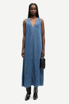 v neck sleeveless maxi length denim blue dress from samsoe model