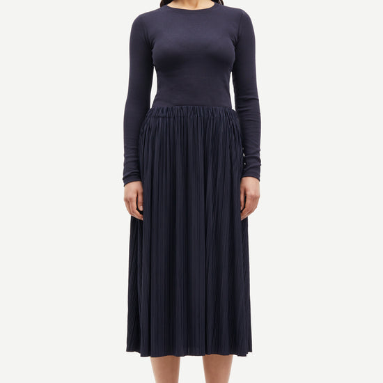 round neck ribbed long sleeves cotton top in navy blue from samsoe samsoe model shot