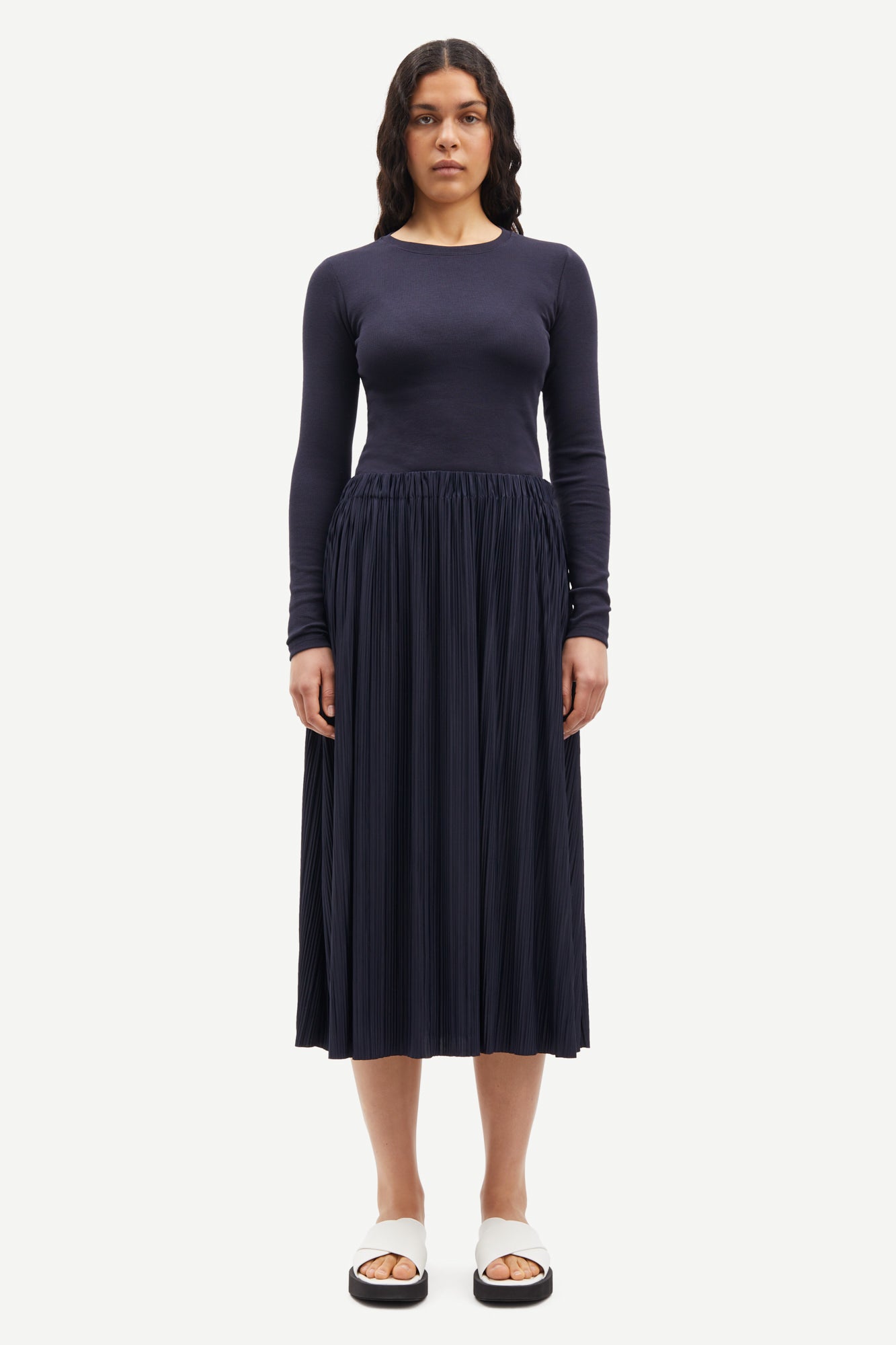 round neck ribbed long sleeves cotton top in navy blue from samsoe samsoe model shot