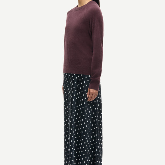 round neck cashmere jumper with long sleeves in a dark burgundy from samsoe samsoe side view