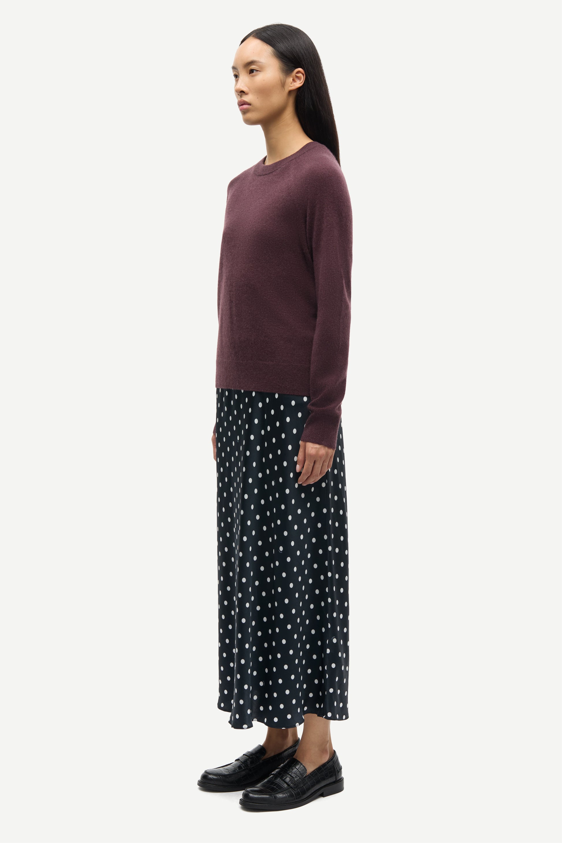 round neck cashmere jumper with long sleeves in a dark burgundy from samsoe samsoe side view