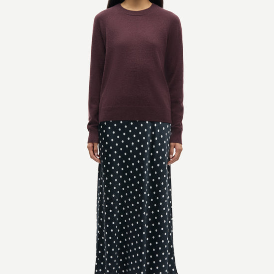 round neck cashmere jumper with long sleeves in a dark burgundy from samsoe samsoe model shot