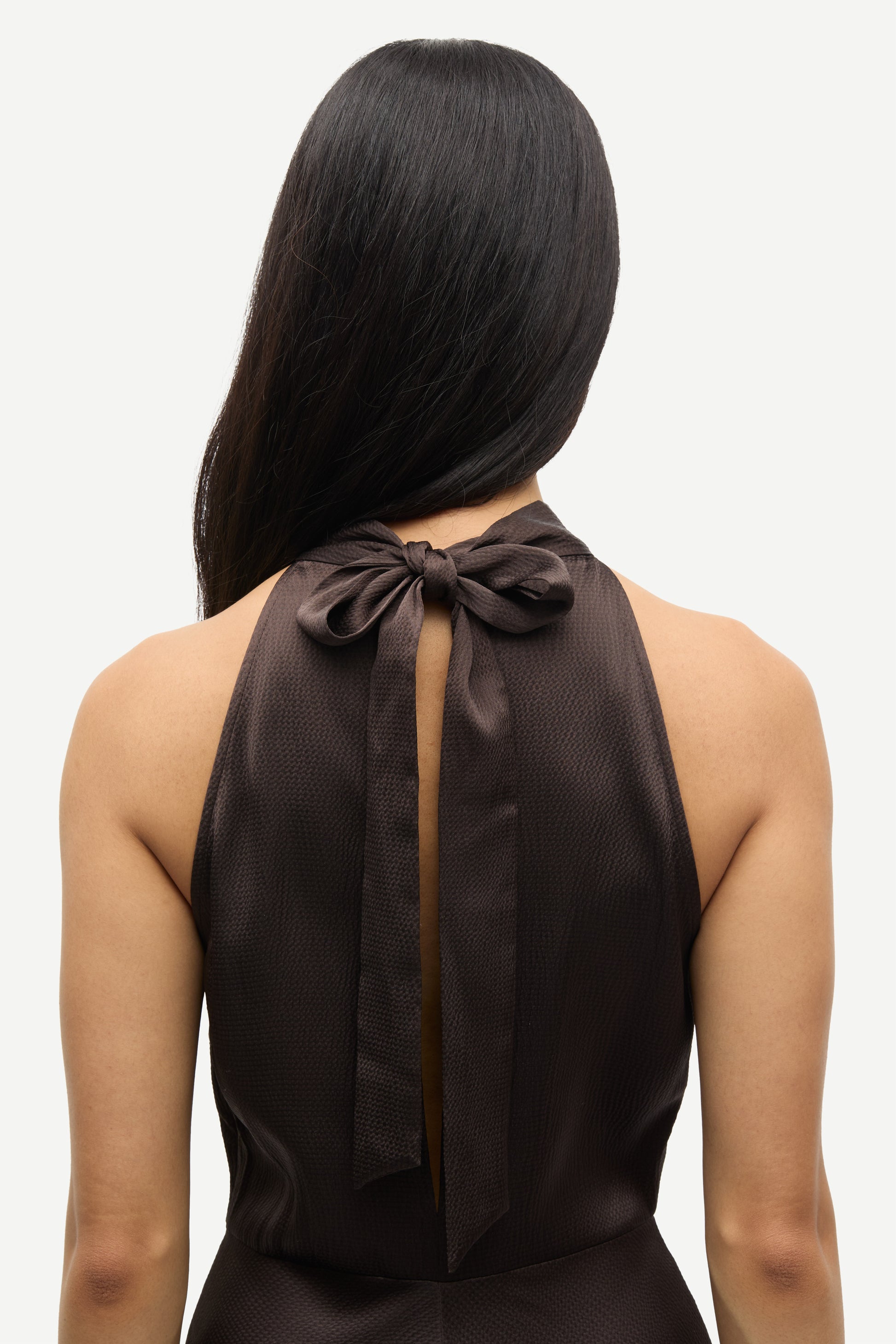 navy blue halterneck dress with open back and tie detail from samsoe samsoe close up of rear 