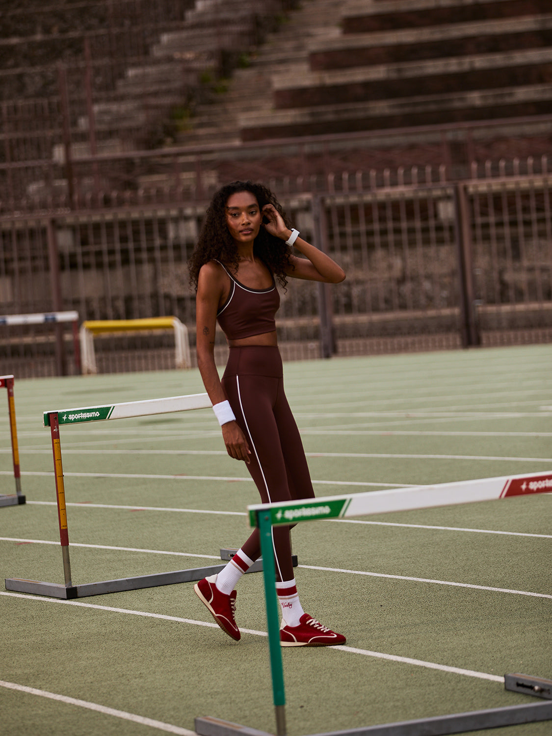 high rise brown leggings with white piping on the side from varley model shot