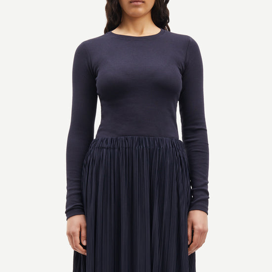 round neck ribbed long sleeves cotton top in navy blue from samsoe samsoe model shot