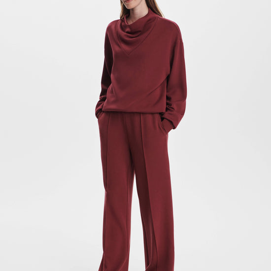 wide leg sweatpants with central front seam, elasticated waist and side pockets model shot