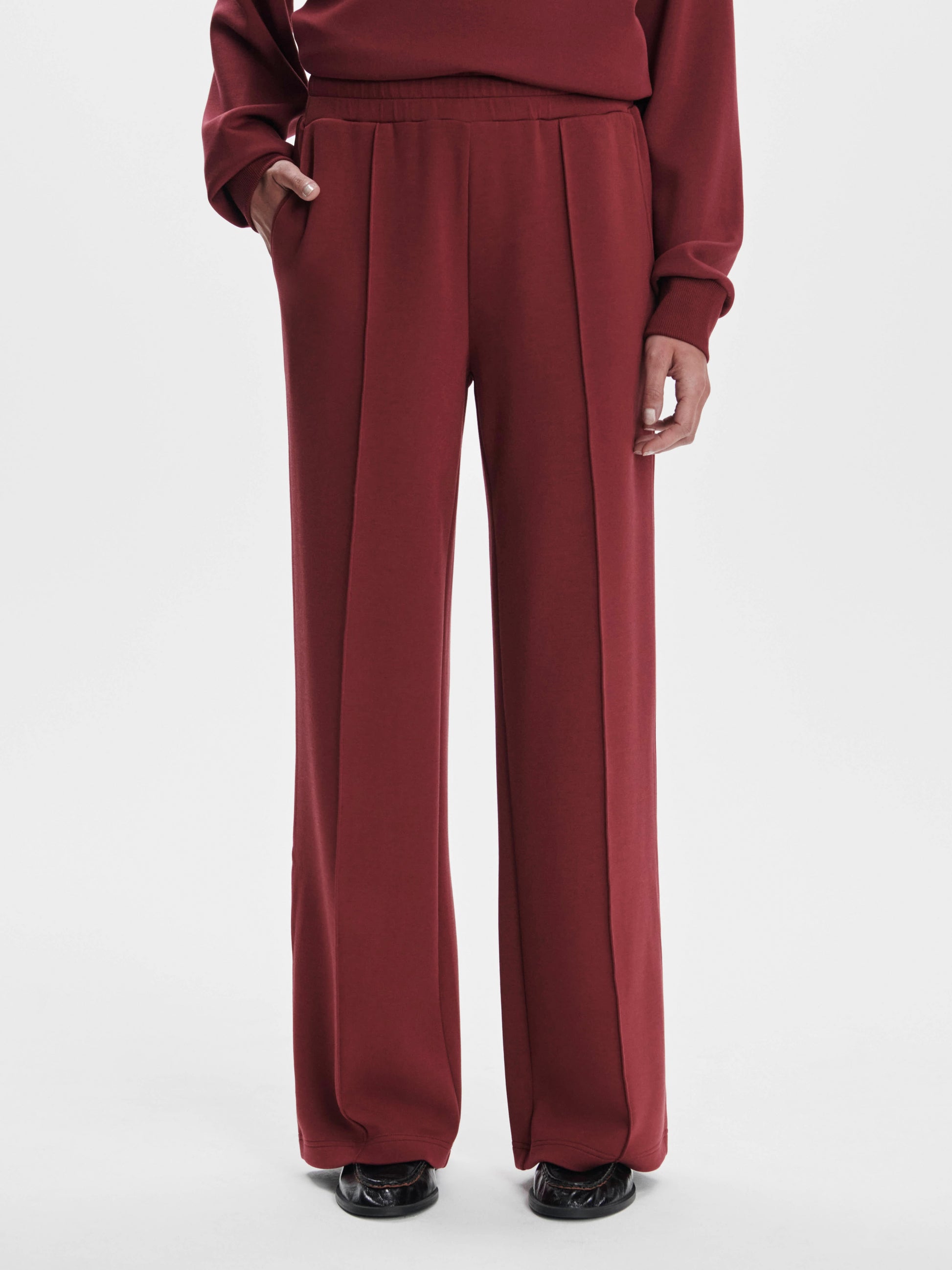 wide leg sweatpants with central front seam, elasticated waist and side pockets