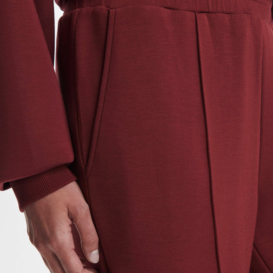 wide leg sweatpants with central front seam, elasticated waist and side pockets close up