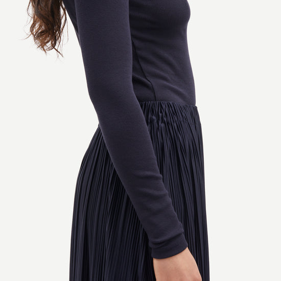 round neck ribbed long sleeves cotton top in navy blue from samsoe samsoe side view