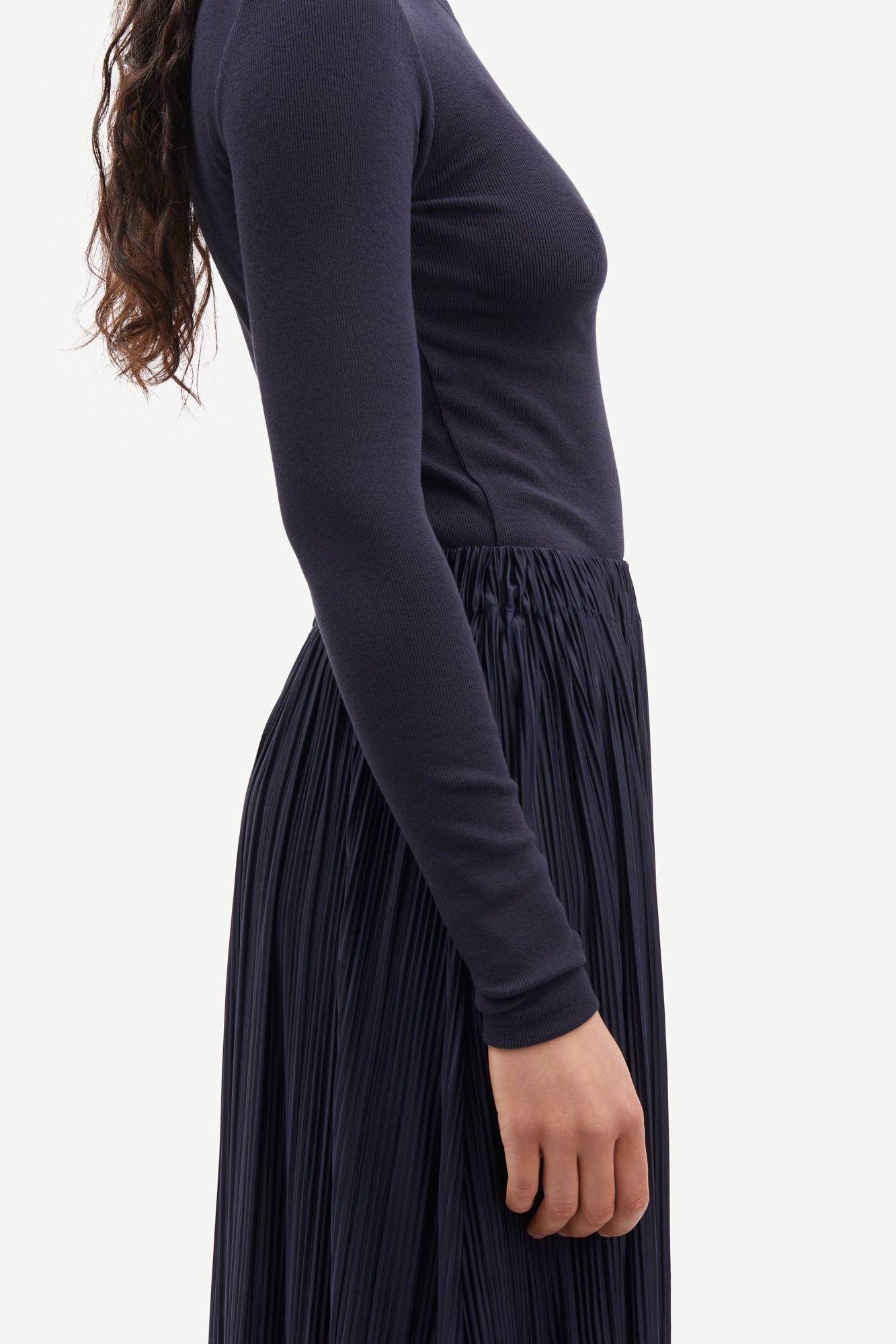 round neck ribbed long sleeves cotton top in navy blue from samsoe samsoe side view