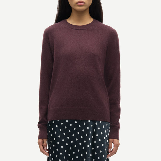 round neck cashmere jumper with long sleeves in a dark burgundy from samsoe samsoe model shot