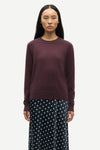 round neck cashmere jumper with long sleeves in a dark burgundy from samsoe samsoe model shot