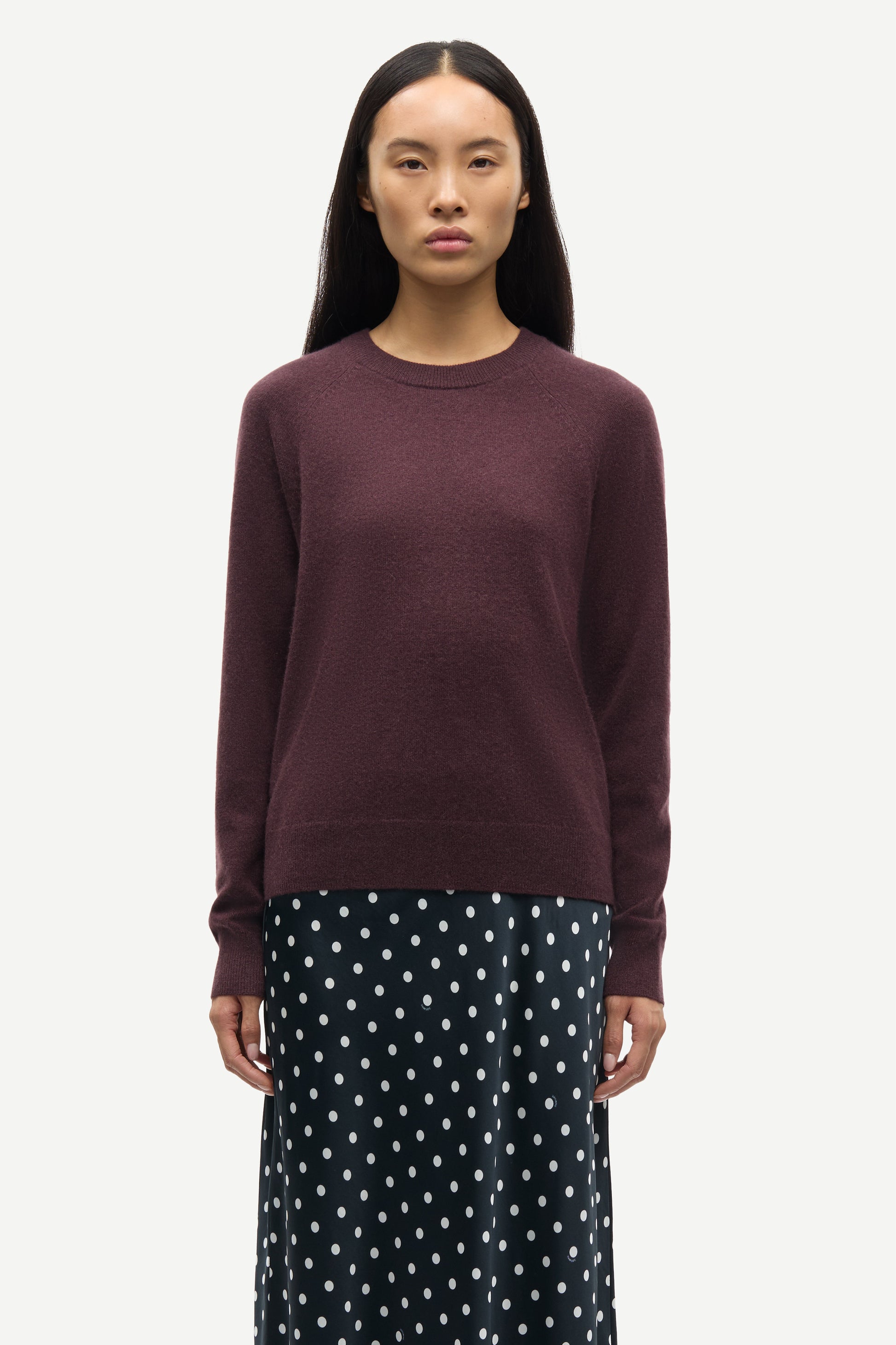 round neck cashmere jumper with long sleeves in a dark burgundy from samsoe samsoe model shot