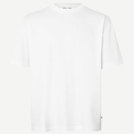 white t-shirt with crew ribbed neck, short sleeves and samsoe samsoe logo  label on side seam 