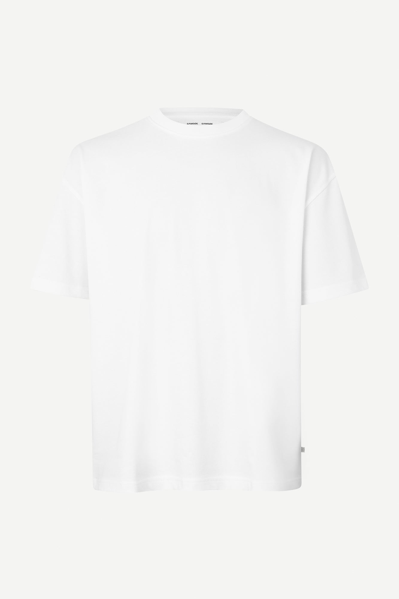 white t-shirt with crew ribbed neck, short sleeves and samsoe samsoe logo  label on side seam 