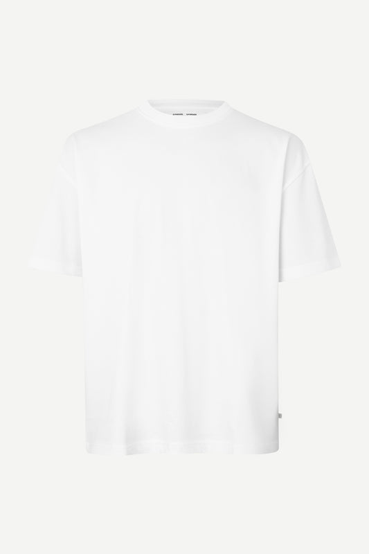 white t-shirt with crew ribbed neck, short sleeves and samsoe samsoe logo  label on side seam 