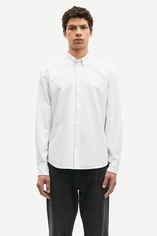 bright white shirt with pleat in rear yoke and single button cuffs model shot