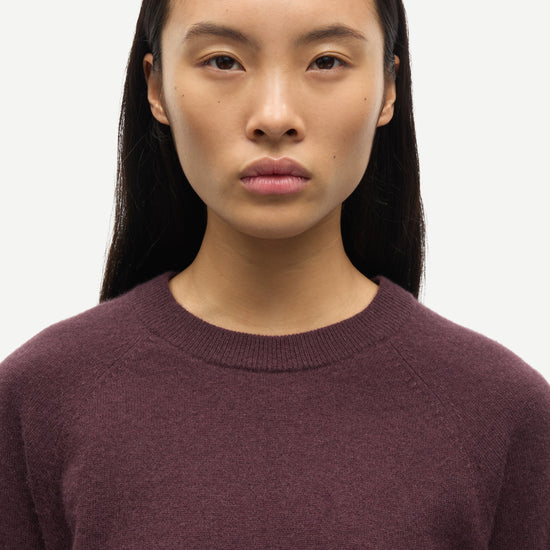 round neck cashmere jumper with long sleeves in a dark burgundy from samsoe samsoe close up