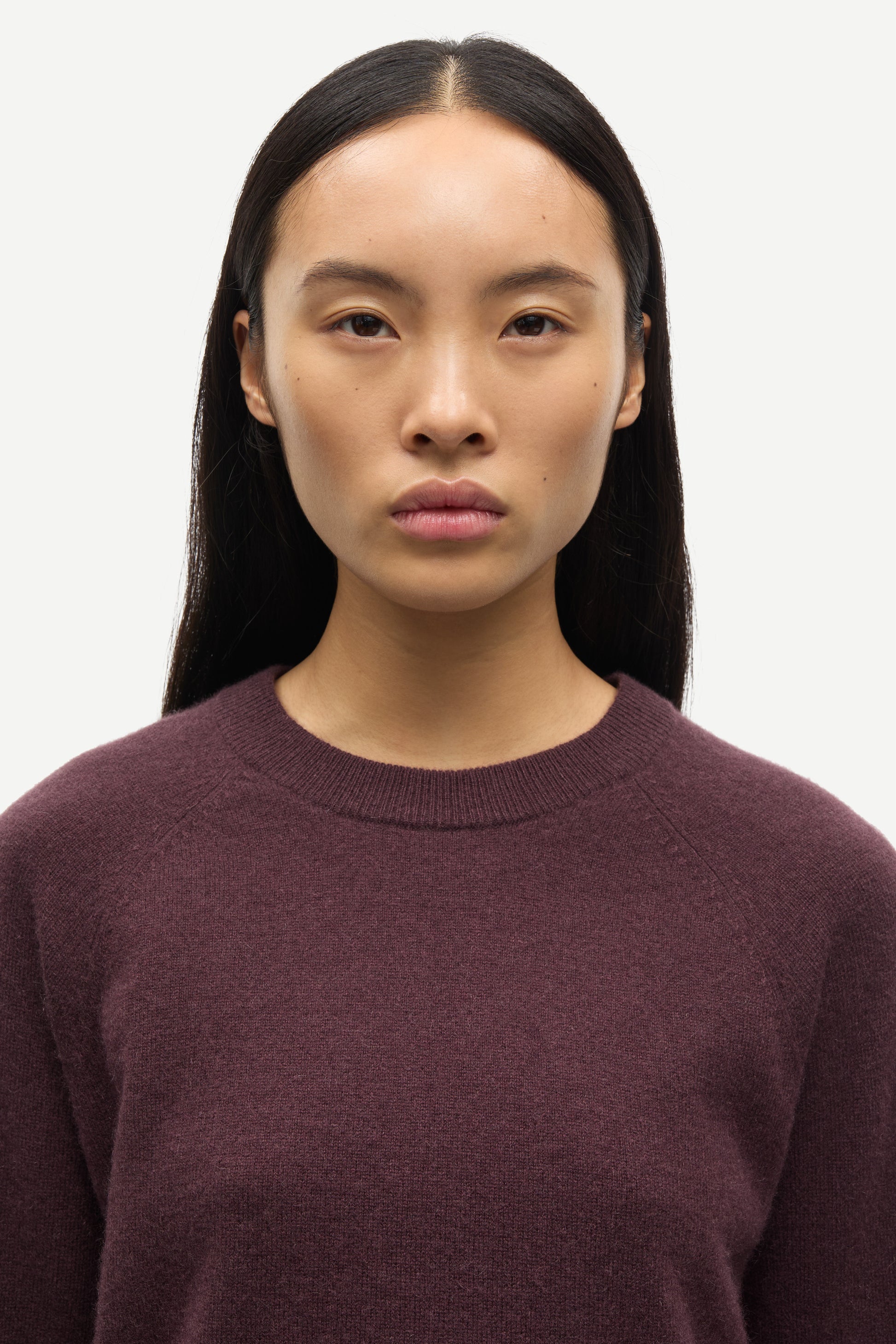 round neck cashmere jumper with long sleeves in a dark burgundy from samsoe samsoe close up